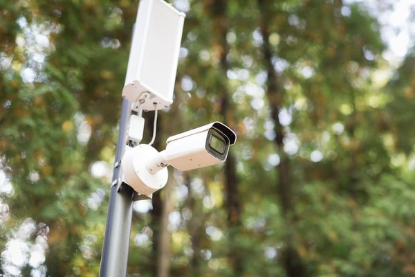 Quels sont les enjeux éthiques du déploiement de systèmes de surveillance intelligents dans les lieux publics?